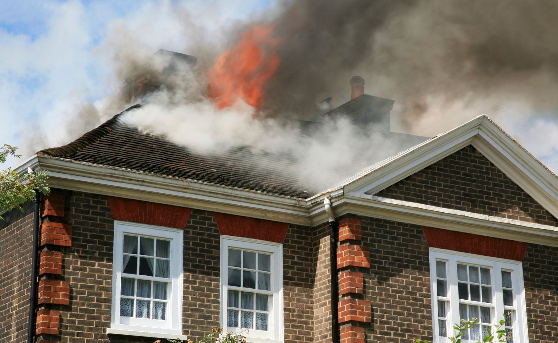 les dangers cachés des dégâts causés par un incendie et comment protéger votre maison