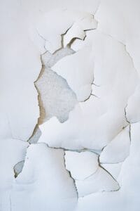 cracked,paint,on,the,ceiling,after,the,flood,close up
