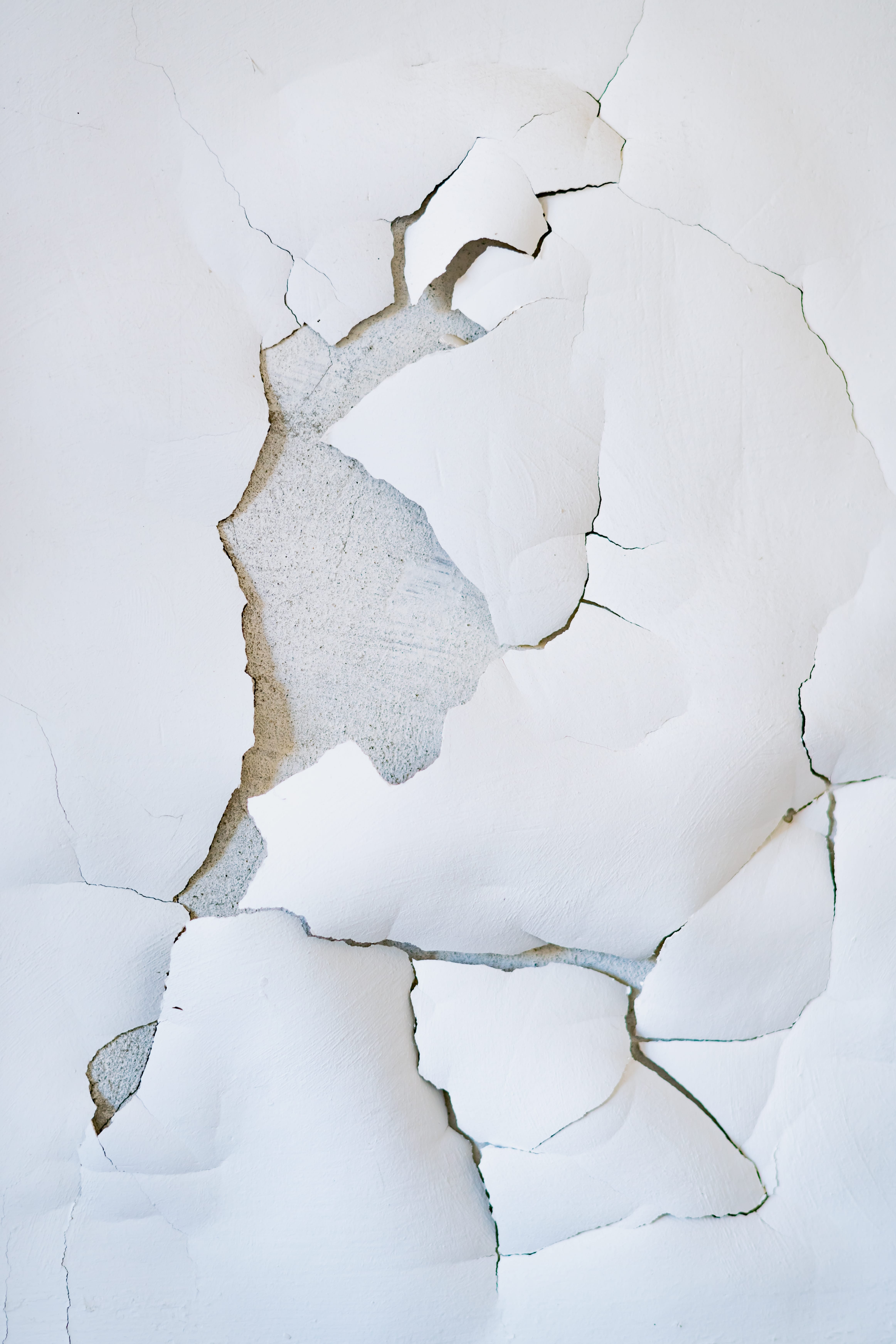 cracked,paint,on,the,ceiling,after,the,flood,close up