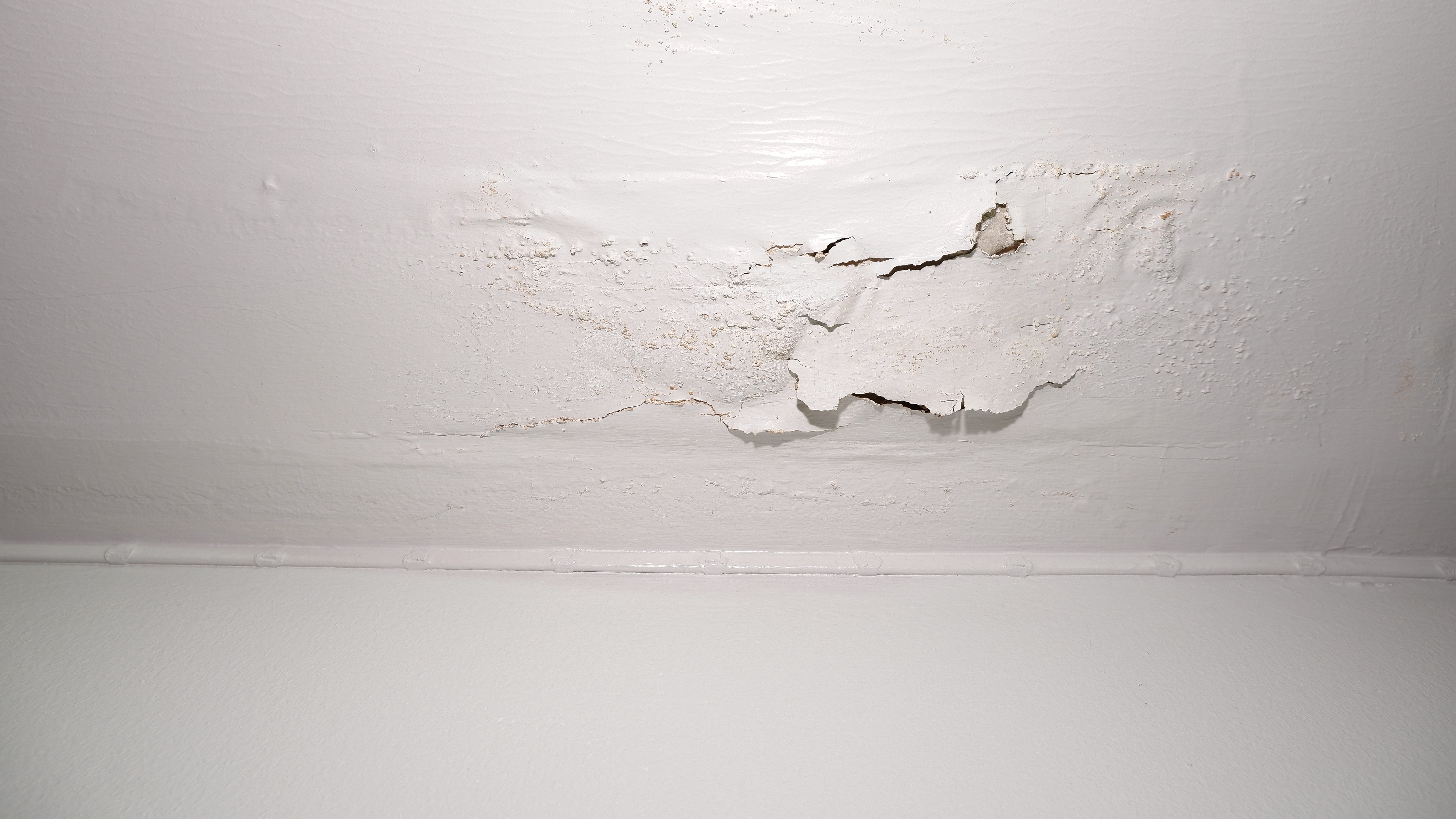 cracked,house,ceiling,,water,leakege,inside,the,house,,plumbing,leaks.
